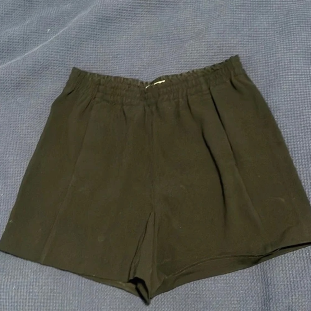 Aritzia Babaton Black Crepe Shorts with Stretchy Waist and pockets size S